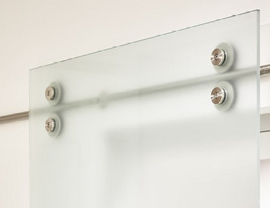 Schiebetüren aus Milchglas mit sichtbarer Stange und Gleiträdern.