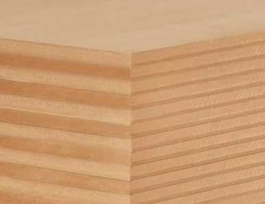 Nahaufnahme einer MDF-Platte mit feiner Schichtung, ideal für Möbelbau und Innenausbau.