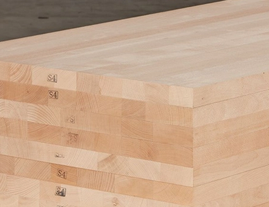 Gestapelte Massivholzplatten mit durchgehenden Lamellen, ideal für den Möbel- und Innenausbau.