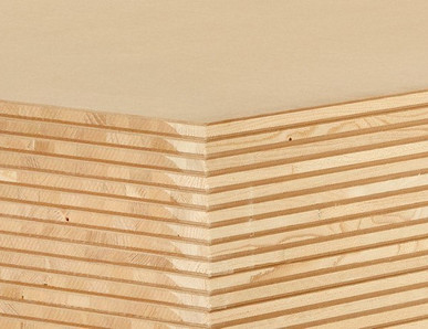 Nahaufnahme einer Tischlerplatte mit mehrschichtigem Holzaufbau, ideal für den Möbel- und Innenausbau.